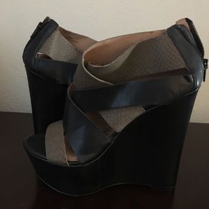 Platform Wedged shoe